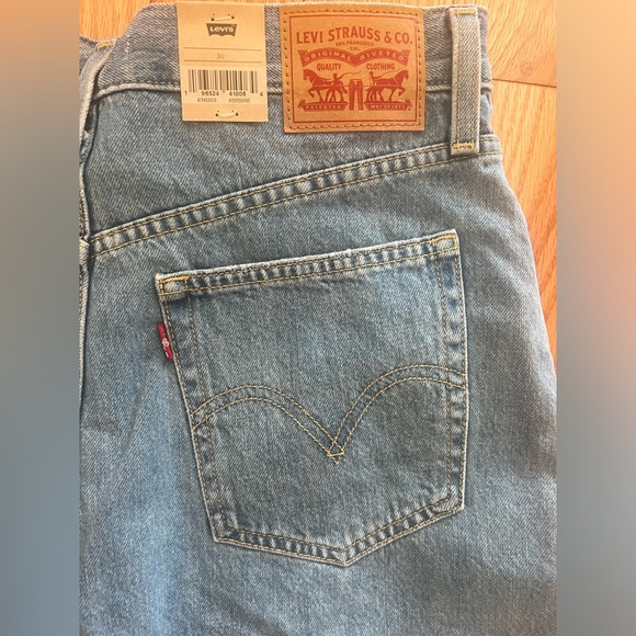 Levi’s high rise mom shorts - Picture 6 of 6